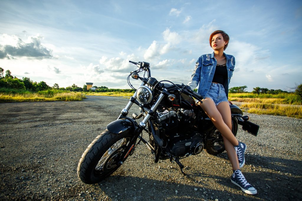 Mujer en moto